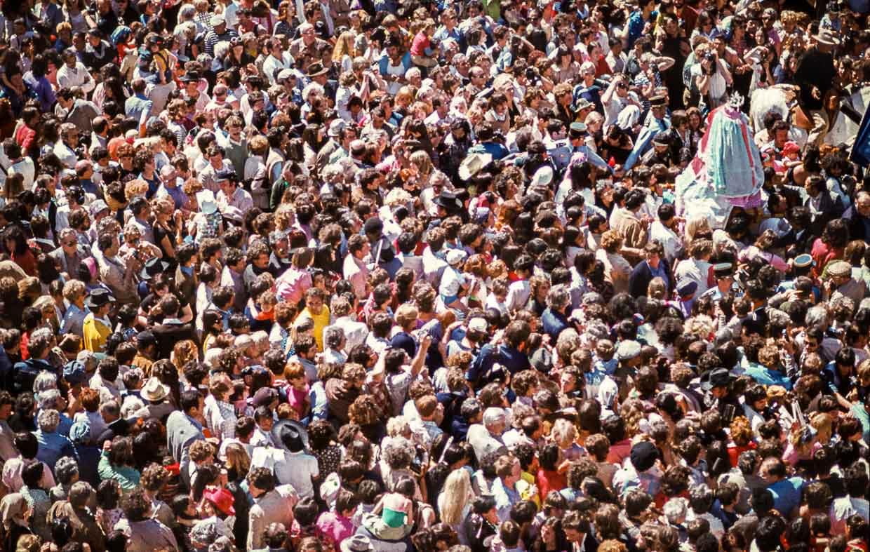 Tausendfach erschallen die Rufe: "Vive Sainte Sara" auf der Prozession durch die Stadt bis zum Strand / © Foto: Georg Berg