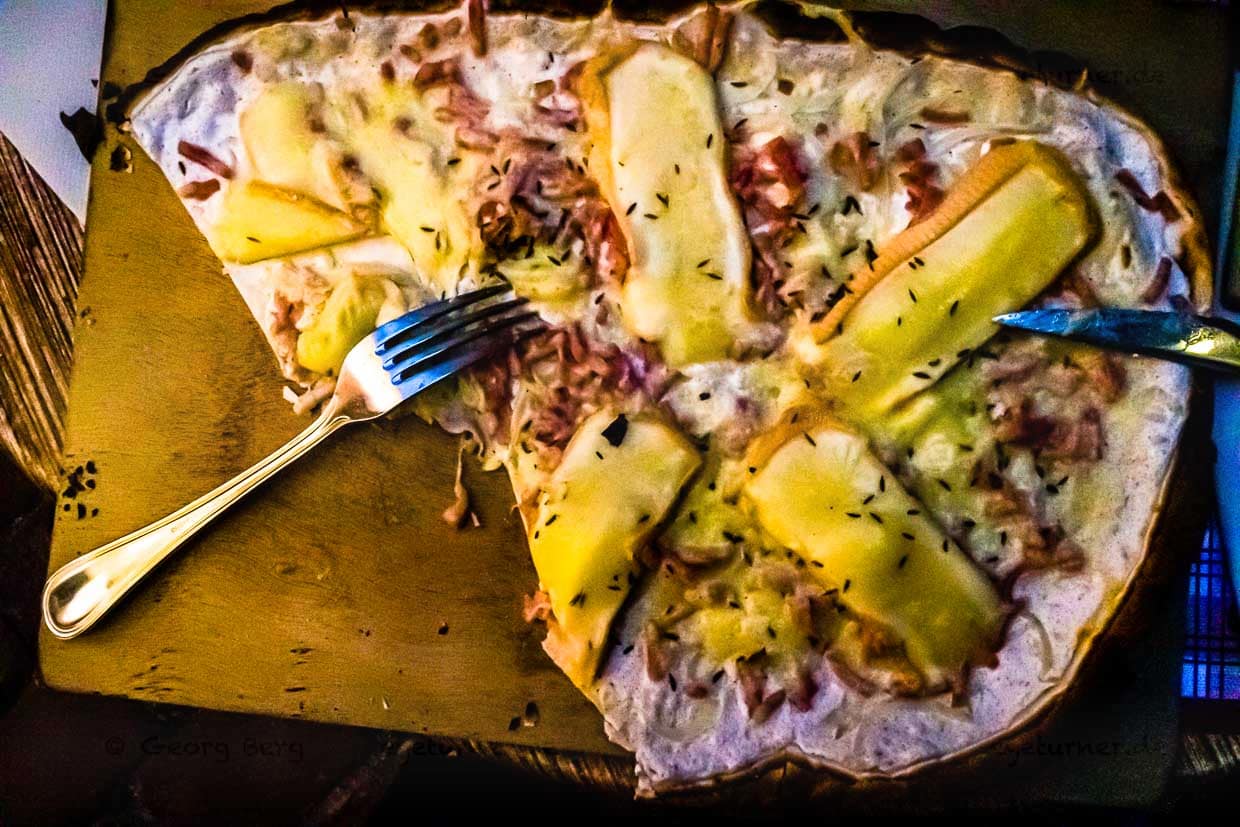 Flammkuchen darf auf keiner Reise ins Elsass fehlen. Es gibt ihn in vielen Varianten. Hier mit deftigem Munsterkäse / © Foto: Georg Berg