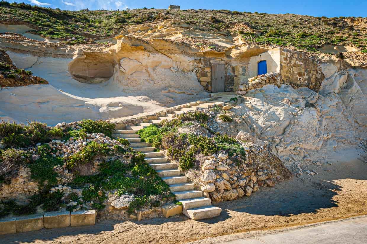 Im Sommer wird das Salz direkt aus den kleinen, in den Kalksandstein gehauenen Lagerräumen verkauft. Hier wird das aus dem Meer gewonnene Salz auch verpackt / © Foto: Georg Berg