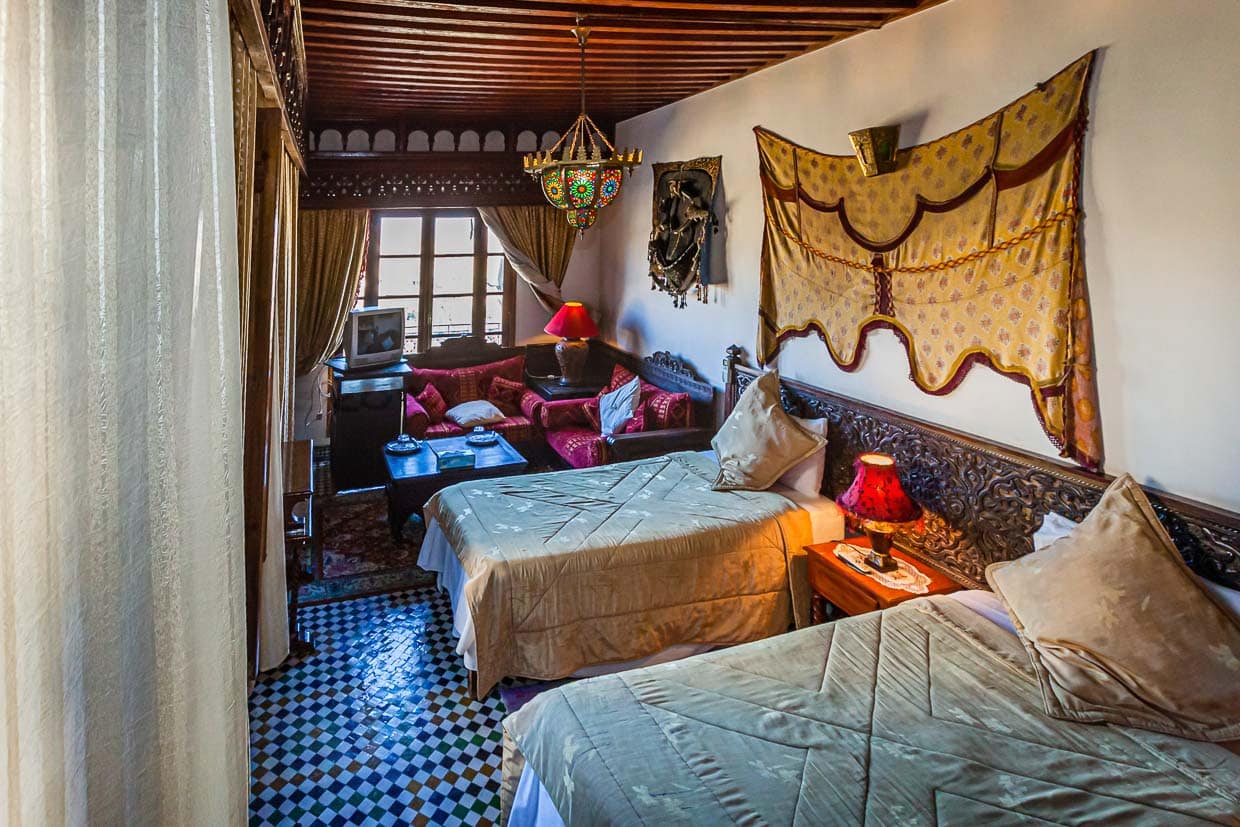 Die Junior-Suite Zalagh hat eine freundlich helle Sitzecke. Ihre Fenster blicken nicht in den Innenhof, wie die meisten Suiten, sondern auf den gleichnamigen Berg Zalagh / © Foto: Georg Berg