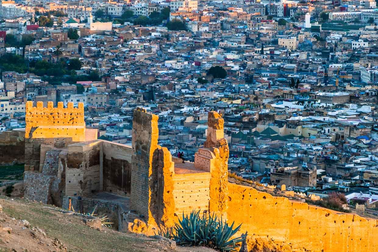 Die Altstadt von Fes erstreckt sich auf hügeligem Gebiet. Zu wissen, welcher Bezirk der Altstadt oben oder unten ist, kann bei der Orientierung helfen. Im Vordergrund die bekannte Stadtmauer / © Foto: Georg Berg
