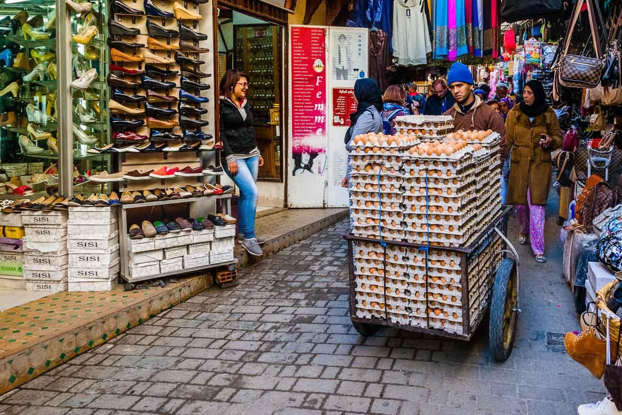 In Fés wird fast alles durch die engen Gassen transportiert / © Foto: Georg Berg