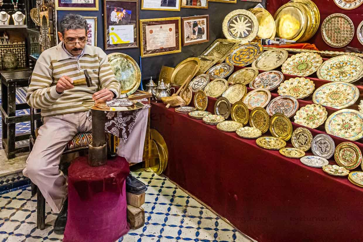 Jedes Ornament schlägt der Meister mit einem kleinen Meißel in das Metall / © Foto: Georg Berg