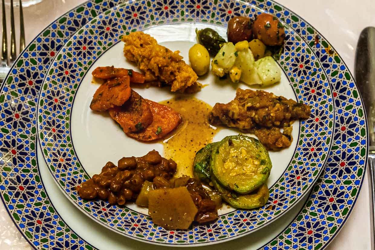 Safran wird zum Würzen und zum Färben der Speisen eingesetzt. Will man die guten Inhaltsstoffe bewahren, sollte man Safran erst am Ende des Kochvorgangs dazugeben / © Foto: Georg Berg