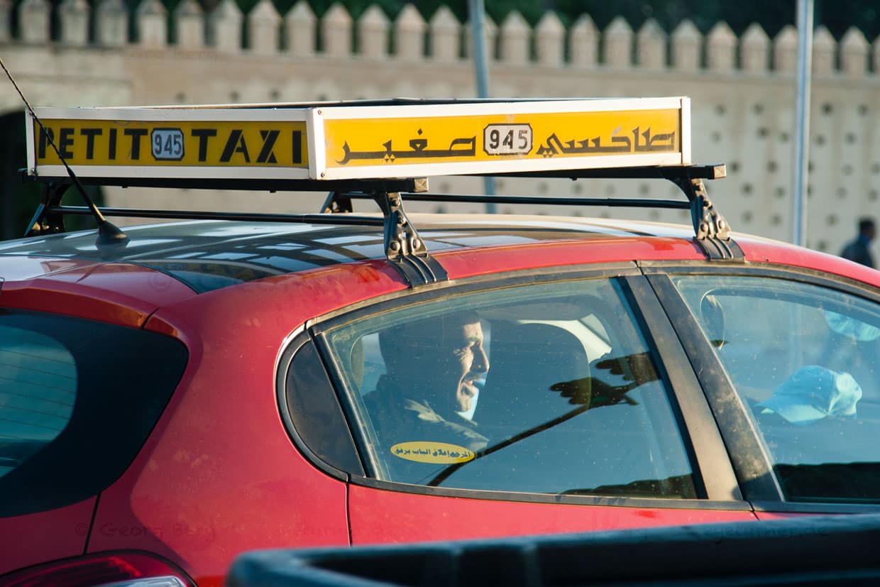 Besonders günstig fährt man in Fès mit den kleinen roten Taxis / © Foto: Georg Berg