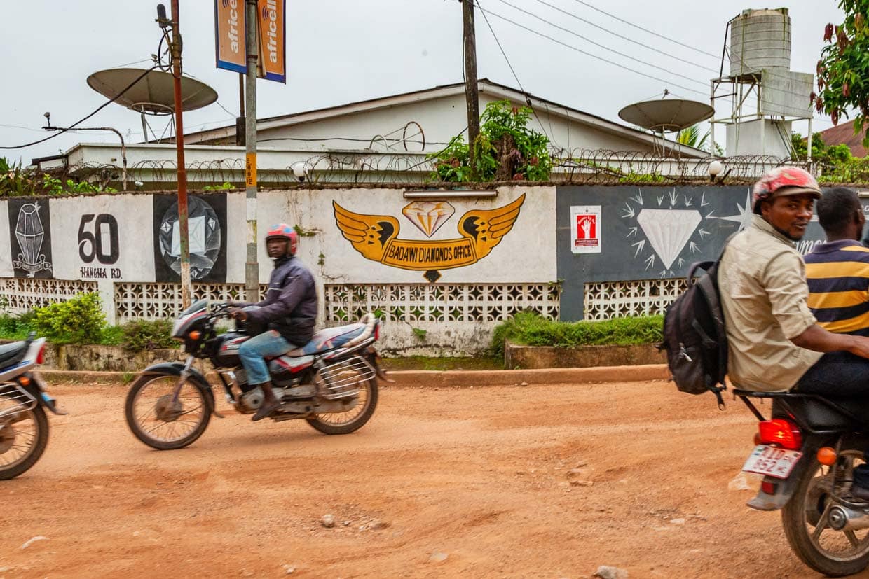 Solche Satellitenschüsseln lassen auf internationale Handelsbeziehungen schließen / © Foto: Georg Berg