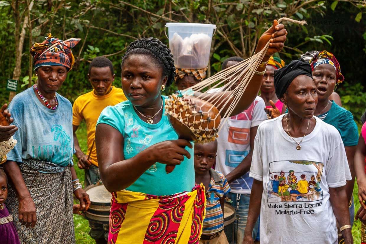 Frauen unterstützen mit der Segbula den Rhythmus der Trommeln / © Foto: Georg Berg