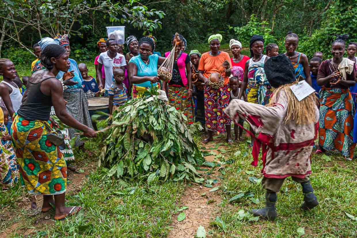 Wald-Teufel haben ein Kostüm aus Zweigen mit frischen Blättern / © Foto: Georg Berg