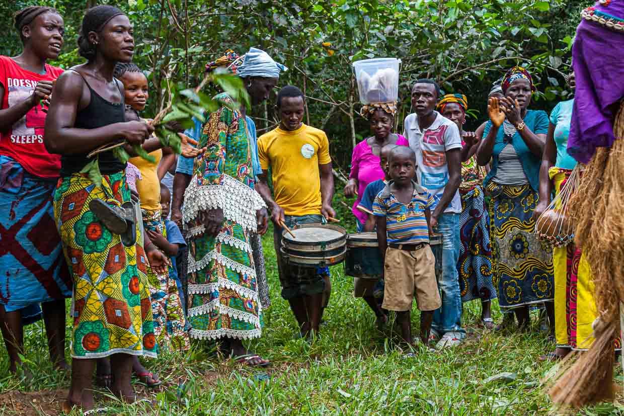 Die Männer des Dorfes trommeln die beherrschenden Rhythmen. Auch der Nachwuchs ist schon dabei / © Foto: Georg Berg
