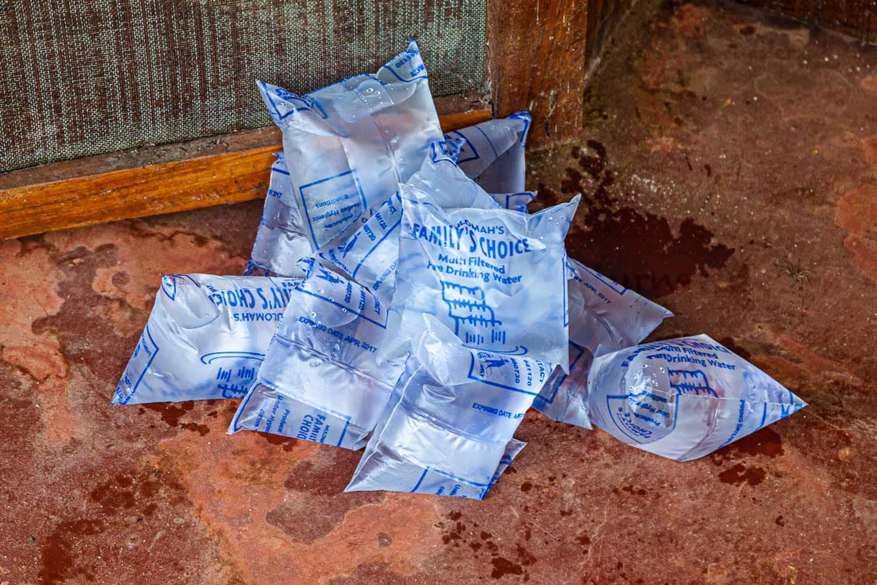 Sauberes Trinkwasser wird in Sierra Leone in Plastiktüten verkauft. Man beißt eine Ecke ab und mit etwas Übung kann man trinken, ohne nass zu werden / © Foto: Georg Berg