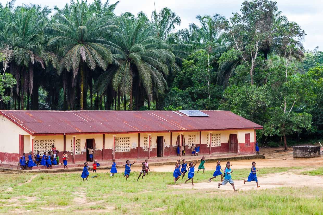 Schüler hält es nicht auf ihren Plätzen, als sie uns im Auto entdeckt haben / © Foto: Georg Berg