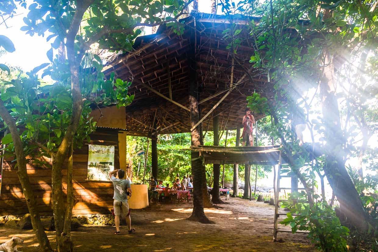 Ein begehbares Dach luftig an Palmen gezimmert (Der Blick der Linse ist noch durch das Salzwasser der Überfahrt verklärt) / © Foto: Georg Berg