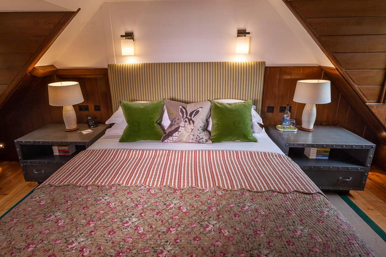 Das Schlafzimmer von Suite Nr. 19. In schöner Harmonie: Antik und Modern / © Foto: Georg Berg