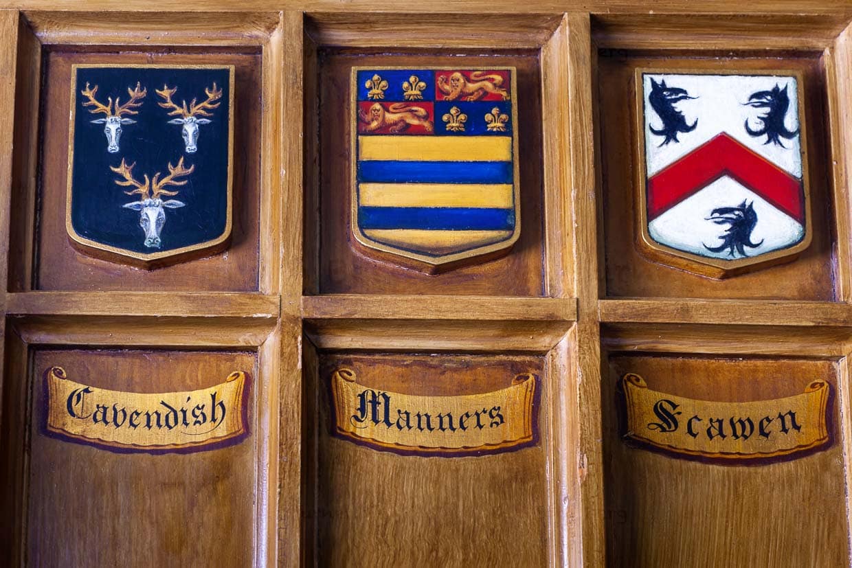 Das Restaurant mit historischer Holzvertäfelung trägt ringsum die Wappen der Familie und Freunde des Herzogs von Bedford / © Foto: Georg Berg