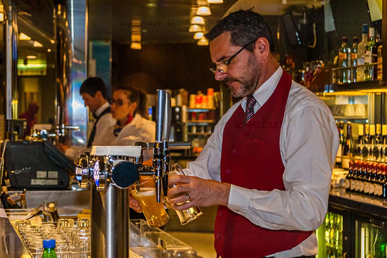 Schlummertrunk an der Bar der Armourique / © Foto: Georg Berg