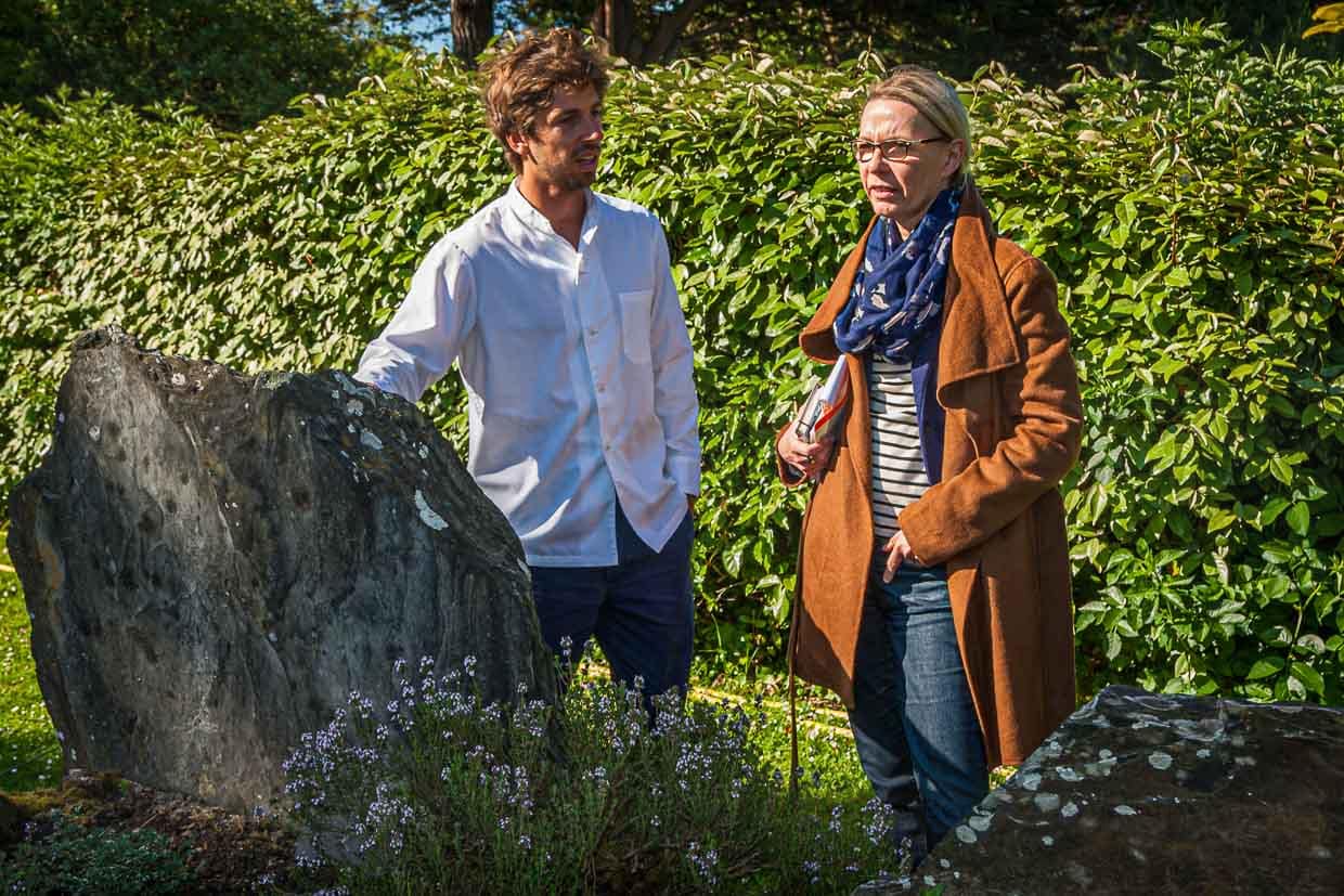 Die Felder des Kräutergartens sind eingefasst mit großen Natursteinen und sehen aus wie ein keltischer Wallfahrtsort. Dabei sollen sie nur die Wärme speichern und lassen so die Pflanzen besser gedeihen / © Foto: Georg Berg