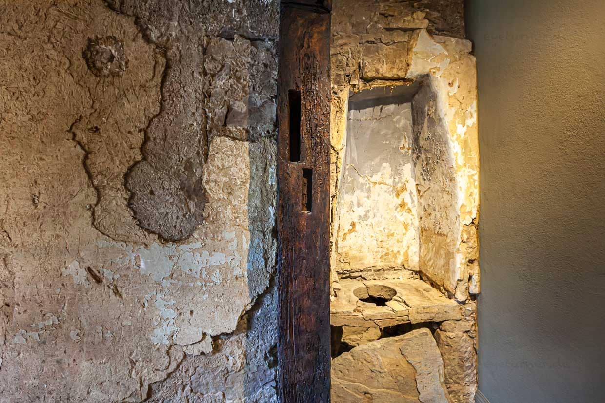 Bad-Komfort von Vorgestern: Das mittelalterliche Plumpsklo im Treppenhaus / © Foto: Georg Berg