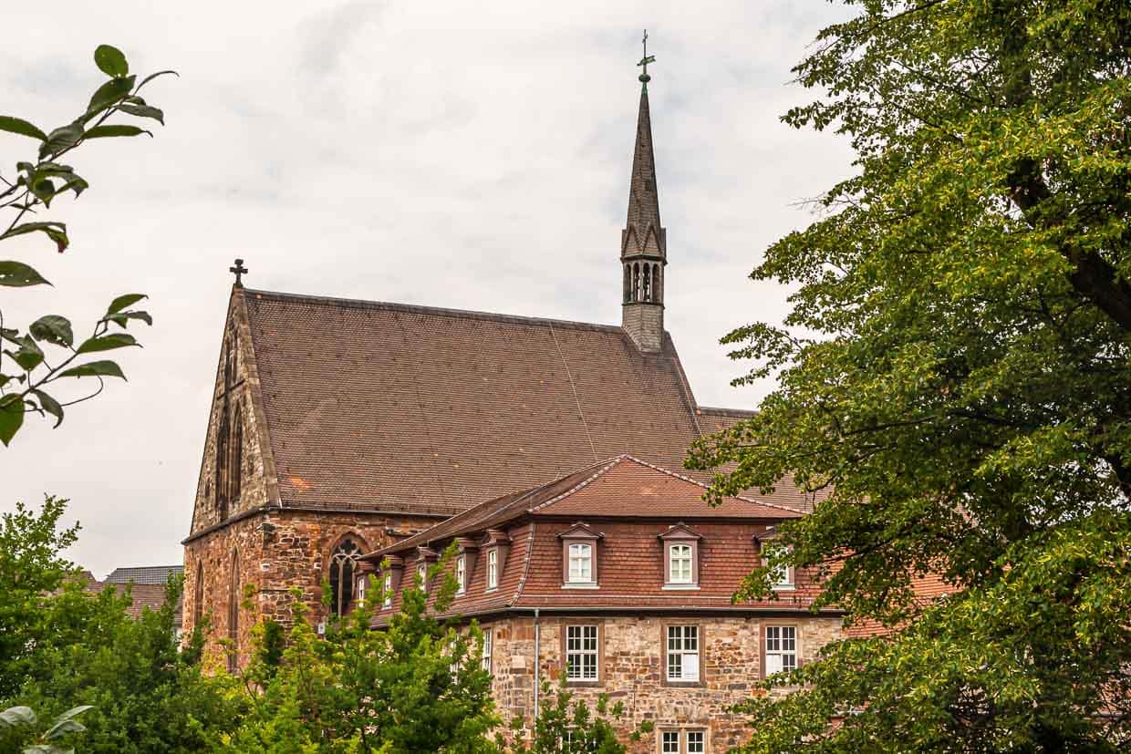 Alte Brüderkirche und der zur Fulda gewandte Teil des Renthofs: Im Jahre 1298 als Karmeliter-Kloster erbaut. Bei der Renovierung sind viele bauliche Schätze gehoben worden / © Foto: Georg Berg