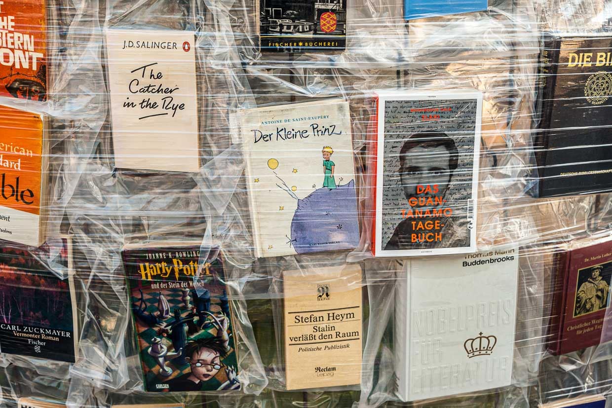 Bücher im Plastikmantel. Mittlerweile sind fast alle Säulen mit Büchern bestückt. Zum Ende der documenta wird das Parthenon zurückgebaut – Bücher werden an Besucher verschenkt, die Plastikfolie soll recycelt werden / © Foto: Georg Berg