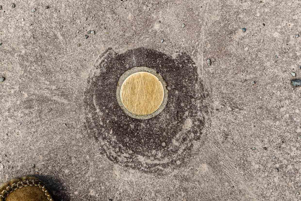 Kunst-Relikte: Einst ein umstrittenes Kunstwerk, dass die Kasselaner genervt hat. Der „Vertikale Kilometer“ von Walter de Maria verwandelte den Platz vor dem Fridericianum im Jahre 1977 zu einem lärmenden Bohrfeld / © Foto: Georg Berg