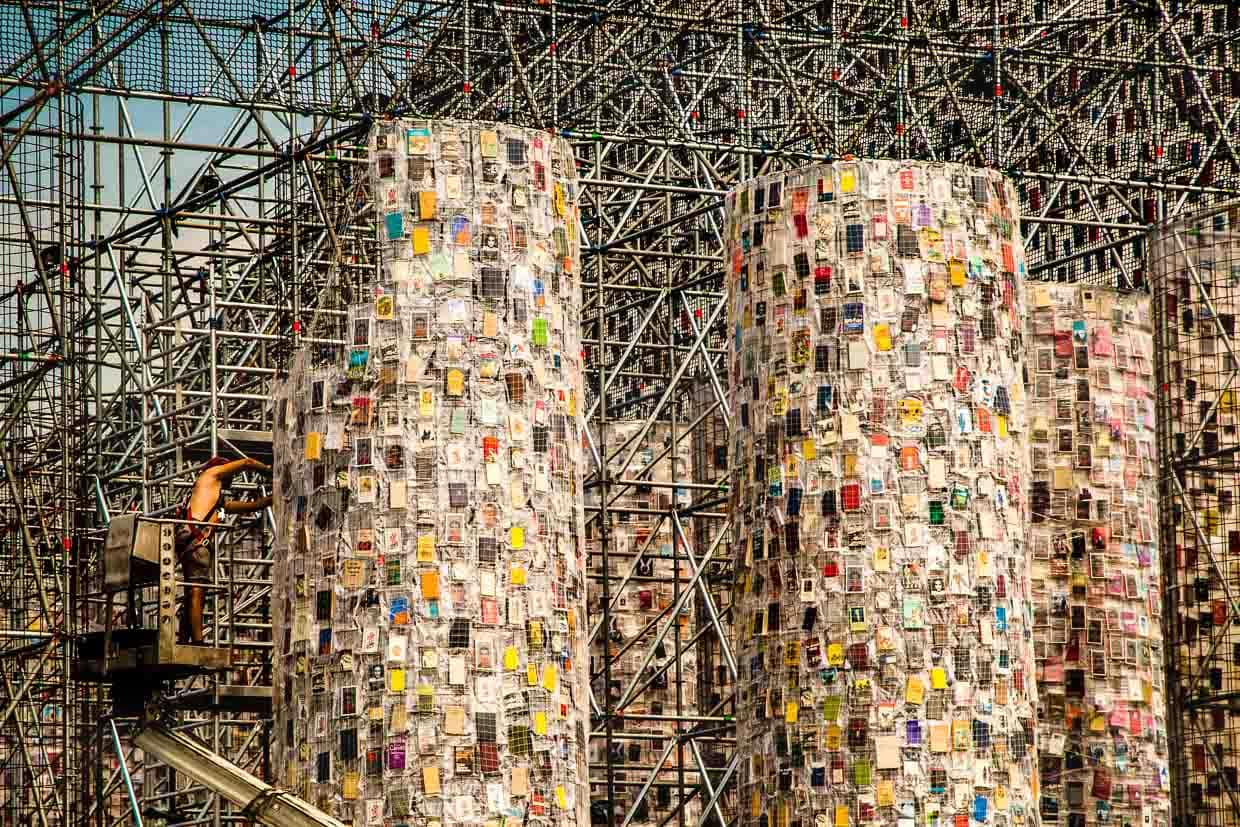 Die argentinische Künstlerin Marta Minujin hat unzählige Bücher zum einem Parthenon errichtet / © Foto: Georg Berg