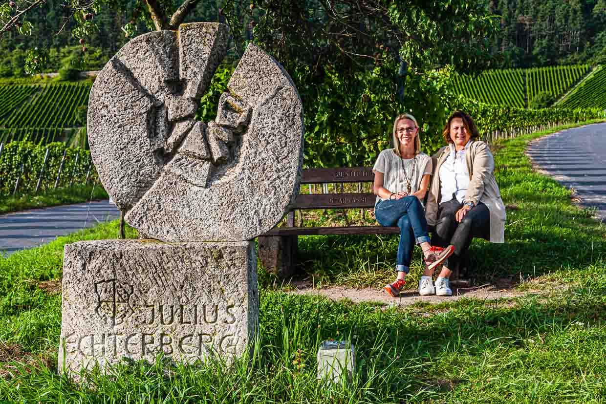 Die Schatten werden langsam länger – am Julius-Echter-Berg, der wohl berühmtesten Lage in Iphofen. Angela Berg zusammen mit Winzerin Andrea Wirsching, deren Großvater in den 1920er Jahren diese Lage angelegt hat / © Foto: Georg Berg