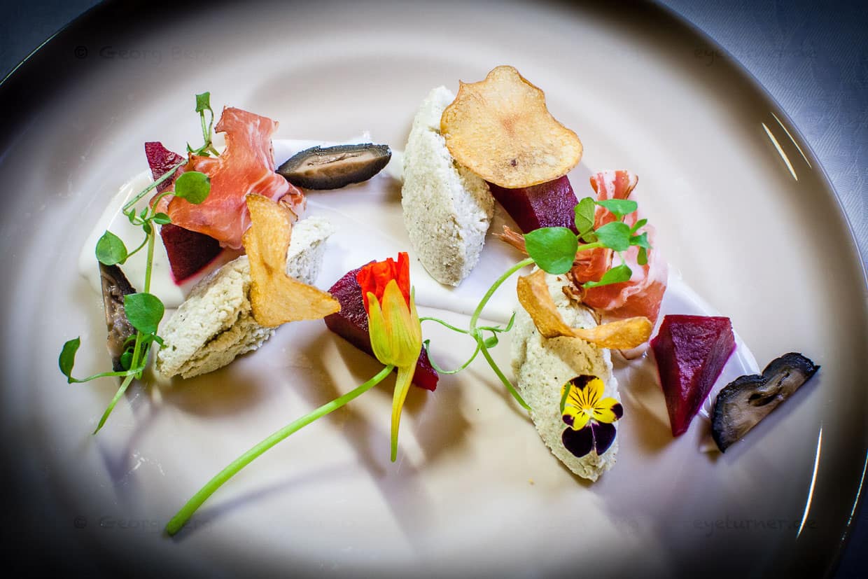 Vorspeise im Ernerle mit gleich zwei regionalen Besonderheiten, dem Zigerer (Frischkäse aus Molke), Rote Bete und den Johanni-Nüsse (eingelegte unreife Walnüsse) mit Zimt / © Foto: Georg Berg