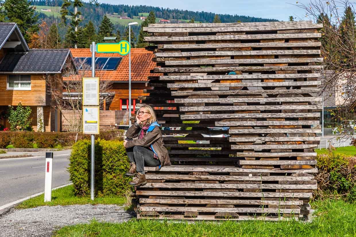 Anton Garcia Abril und Debora Mes, Ensamble Studio aus Spanien. Das Architekten-Duo war fasziniert von der Qualität roher, unbehandelter Eichenbretter und der Art der Schichtung in den Trockenlagern der Holzwerkstätten im Bregenzerwald. BUS:STOP Krumbach, Vorarlberg, Österreich / © Foto: Georg Berg