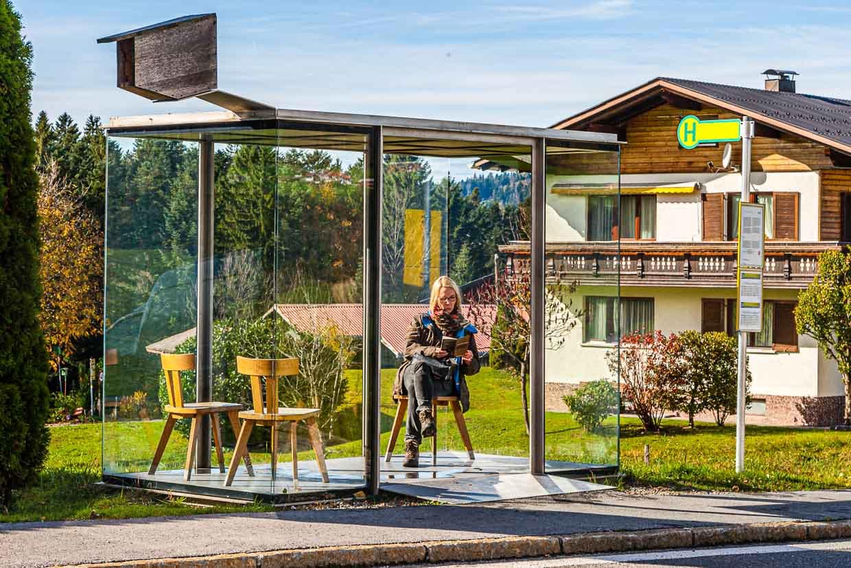 Smiljan Radic, Chile. Eine Referenz an die Bregenzerwälder Stube. Die Intimität einer häuslichen Stube wird der Öffentlichkeit einre Bushaltestelle ausgesetzt. Ein Stück „Stube“ wie ausgeschnitten und in die Landschaft gesetzt / © Foto: Georg Berg