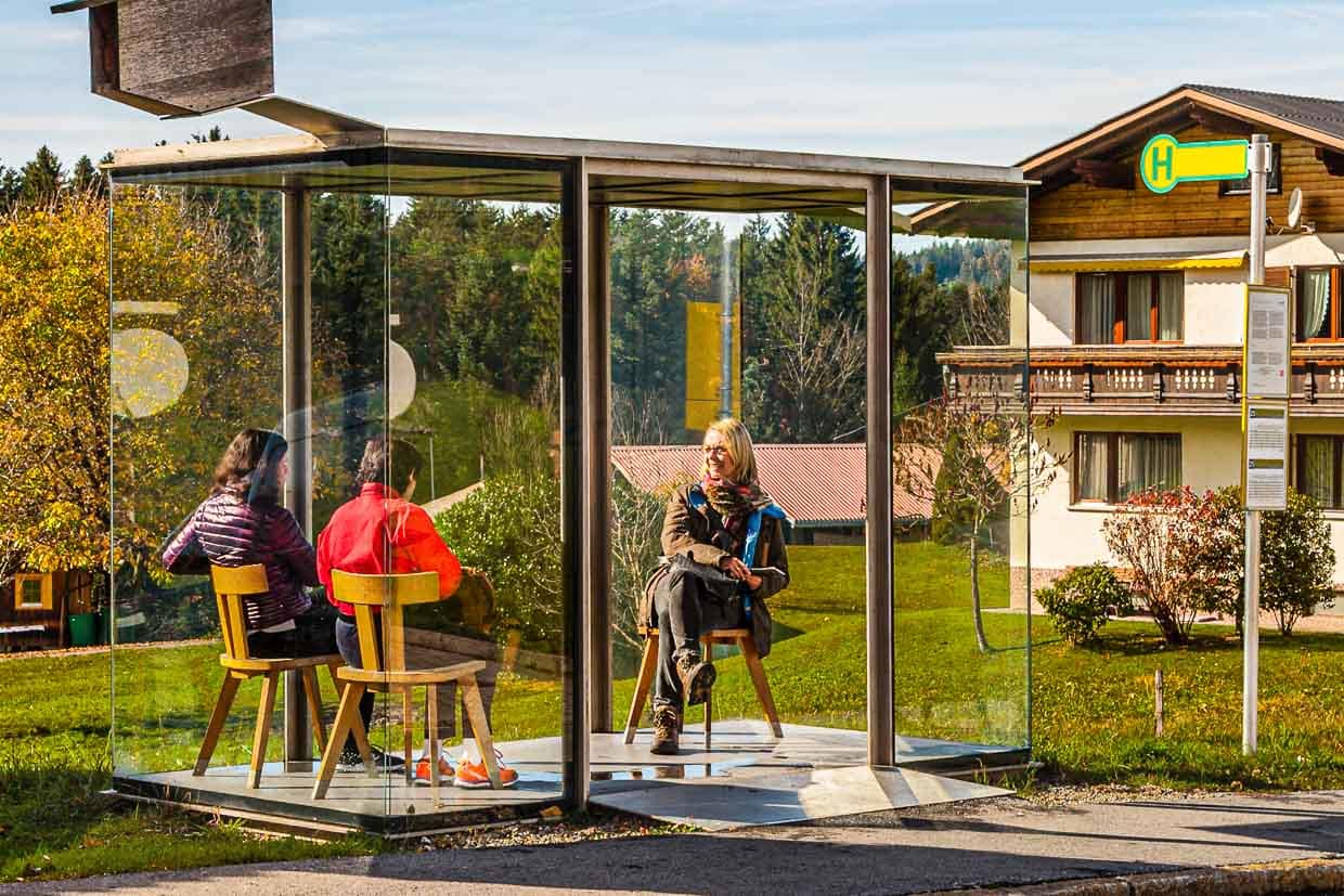 Kommunikativ:  in der Bushalte-Stube von Architekt Smiljan Radic aus Chile kommt man schnell ins Gespräch. BUS:STOP Krumbach, Vorarlberg, Österreich / © Foto: Georg Berg