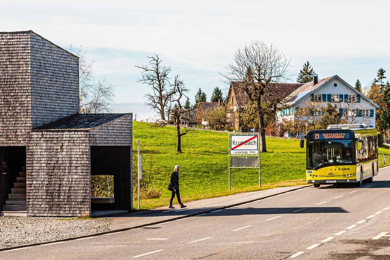 Sami Rintala, Dagur Eggertsson und Vibeke Jenssen, Norwegen. Bedarf und Möglichkeit: Eine Haltestelle mit einem zusätzlichen sozialen Angebot, denn die Rückseite des Wartehäuschens entpuppt sich als Tribüne. Traditionelle Holzkonstruktion mit Schindeln verkleidet / © Foto: Georg Berg