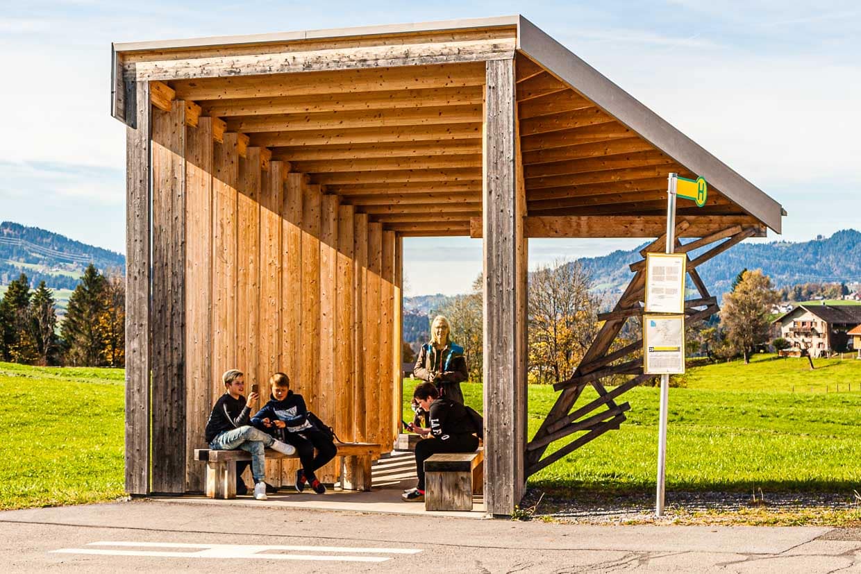 Wang Shu und Lu Wenyu, Pritzker-Preisträger, China. Dieser BUS:STOP hat freie Sicht zu beiden Seiten. Die Archtitekten erschaffen einen Raum, der die Wahrnehmung auf die Landschaft fokussiert / © Foto: Georg Berg