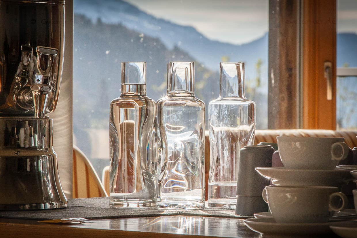 Elmauer Wasser – ein wissenschaftlich untermauertes Trinkwasser. Das beste Bergquellwasser fließt im Schiff aus allen Trinkwasserarmaturen. Vorher durchläuft es den Ellmauer Licht- und Energie-Generator zum Ausgleich von Energie- und Lichtmangel in den Wassermolekülen / © Foto: Georg Berg