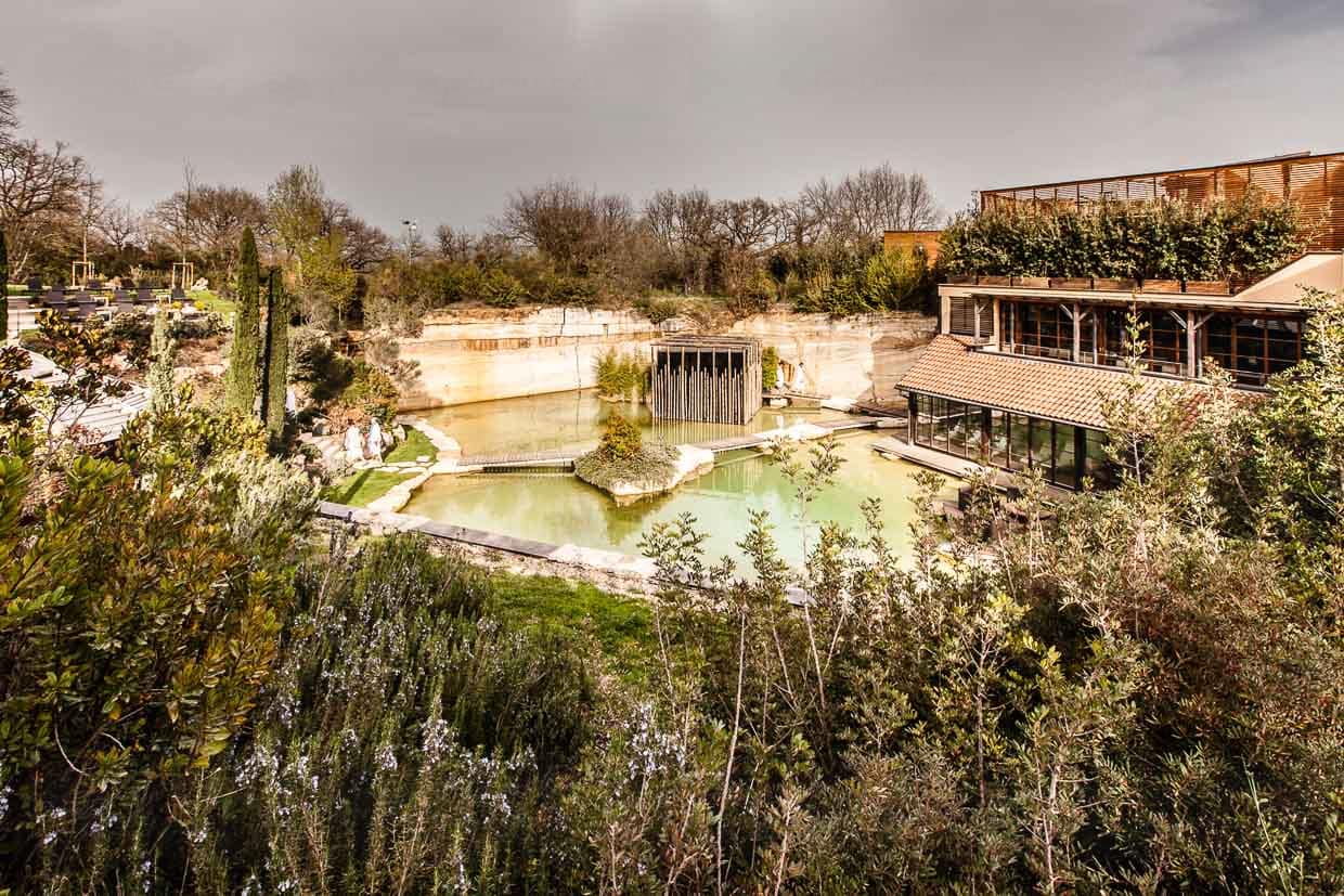 Das Hotelgebäude im Stil einer toskanischen Villa ist in einen ehemaligen Steinbruch gebaut. So fügt sich das Hotel Adler Thermae in die von der UNESCO geschützte Landschaft / © Foto: Georg Berg