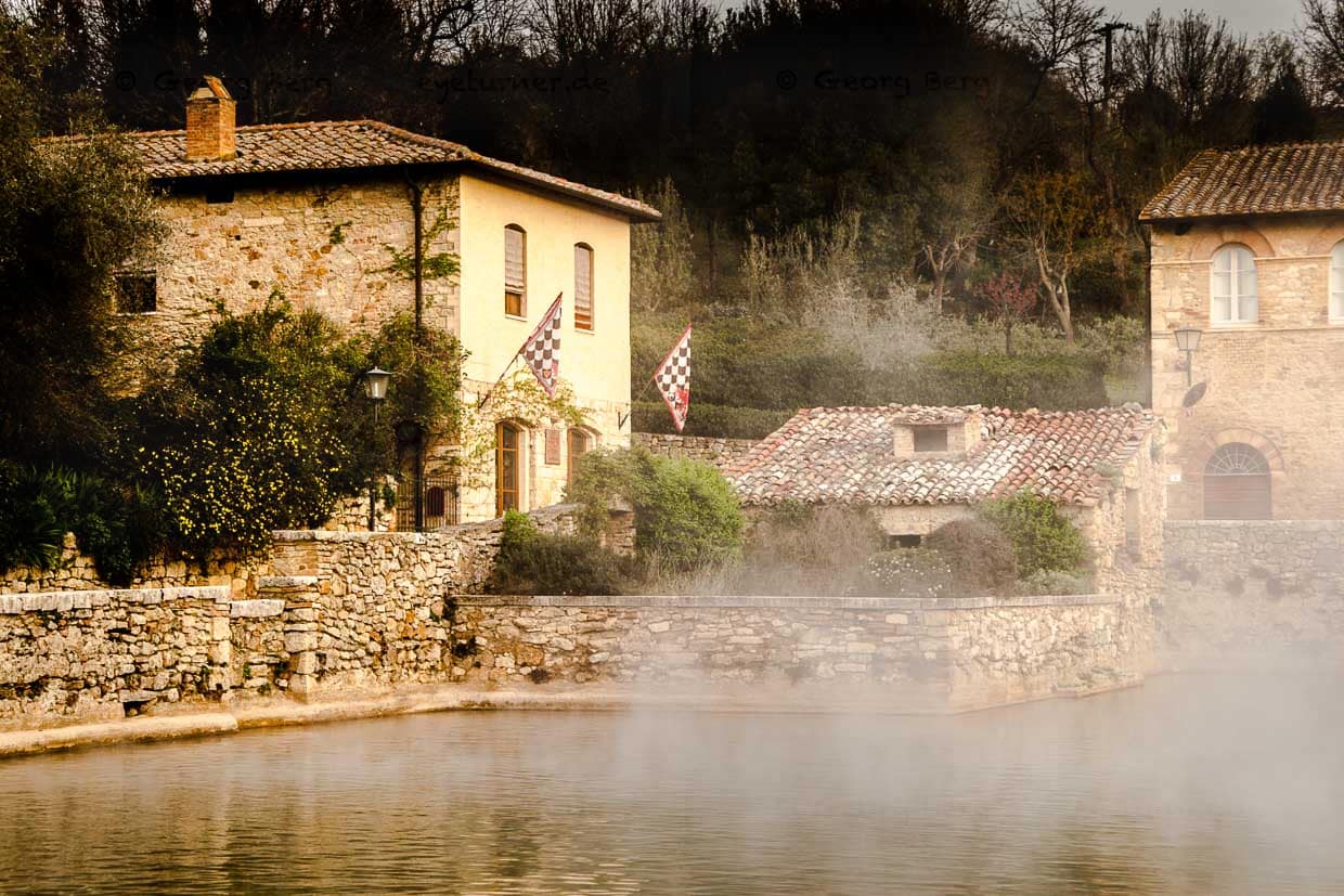 In der Ortsmitte von Bagno Vignoni dominiert das alte Thermalbecken. Heute ist da Becken denkmalgeschützt und Baden hier verboten. Aber der Charme der alten Badestätte ist perfekt erhalten. Einige Cafés und Restaurant säumen die historische Stätte, die oft auch schon Filmkulisse war / © Foto: Georg Berg