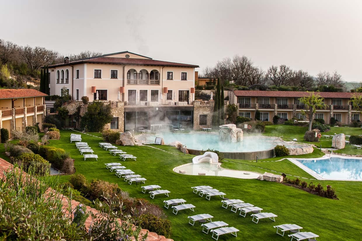 Das Haupthaus im Stil einer römischen Villa. Zu beiden Seiten verteilen sich die 90 Hotelzimmer, alle mit eigener Terrasse oder Balkon und Blick in die Landschaft / © Foto: Georg Berg