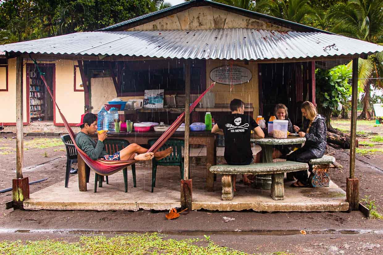 Auch in der Regenzeit gemütlich: Die Küche, die bei Biosphere Expeditions grundsätzlich nur tropisch-vegetarische Kost anbietet / © Foto: Georg Berg