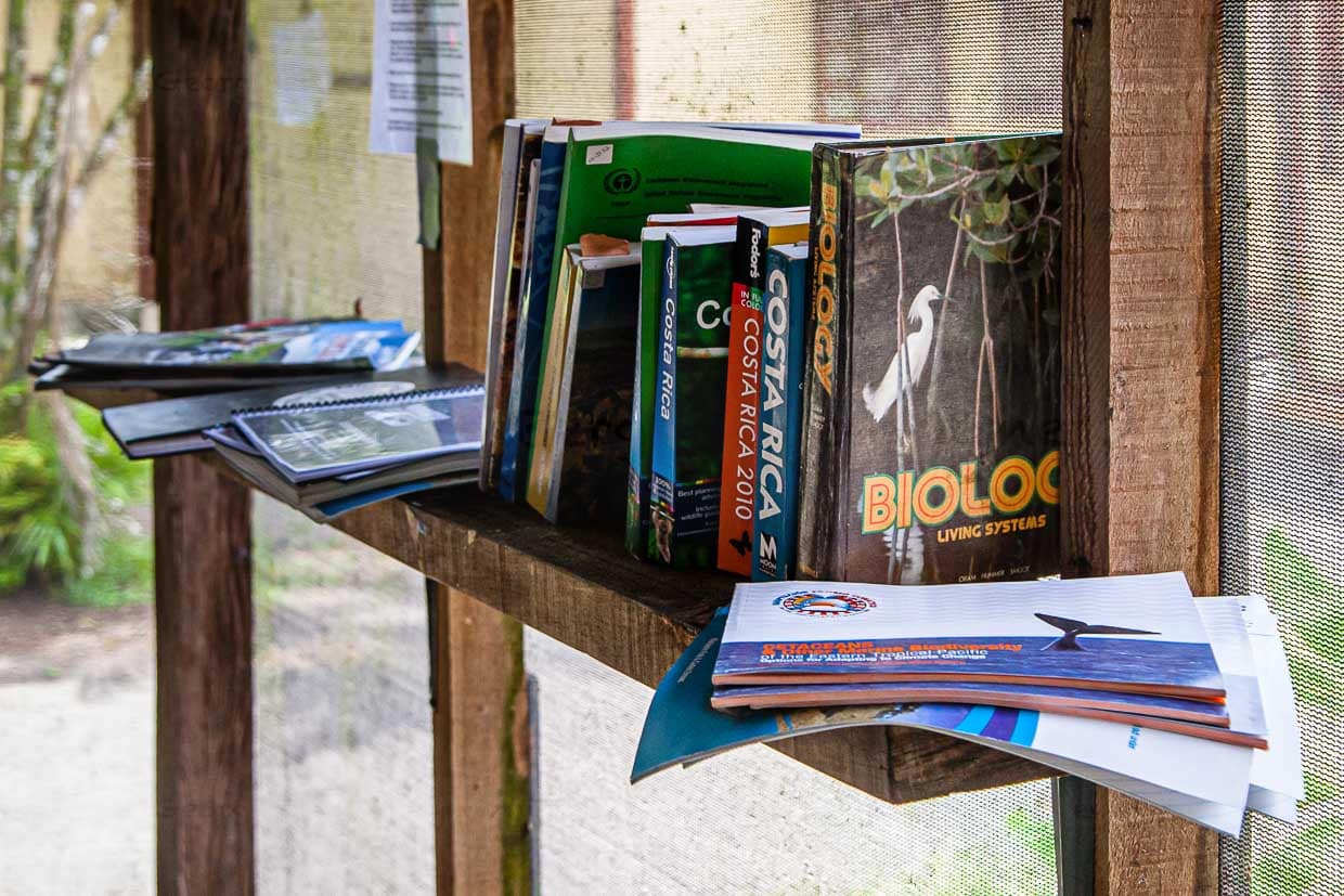 Die Präsenzbibliothek mit Wissenschafts- und Reiselektüre steht im Speise- und Tagungsraum / © Foto: Georg Berg