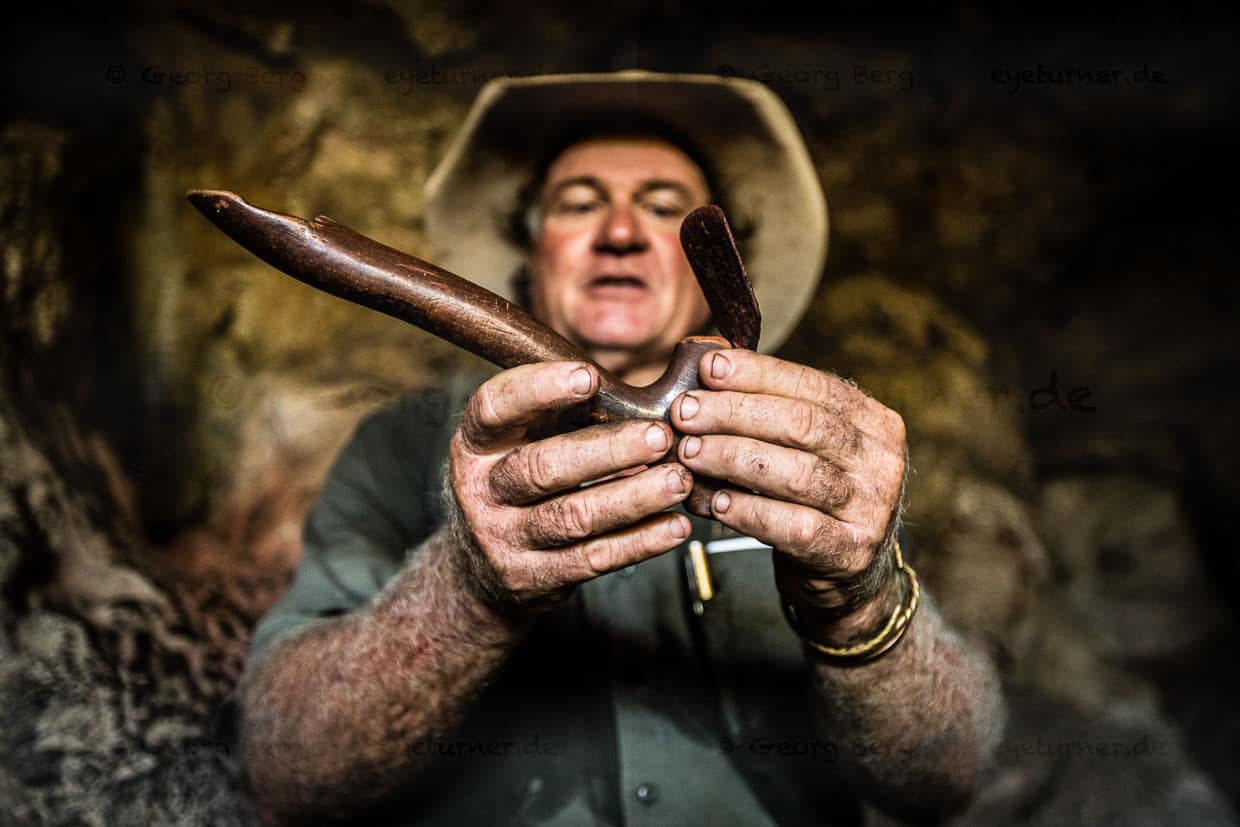 Eine alte Queraxt, mit der Holz bearbeitet werden kann / © Foto: Georg Berg