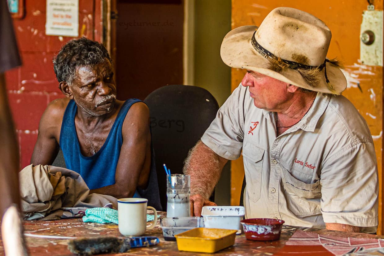 Gabriel (links), der Entscheidungsträger der Volksgemeinschaft aus Gumbalanya im Gespräch mit Sab Lord (rechts), der als Weißer auf der Ranch seines Vaters im Arnhemland aufgewachsen ist und heute als einer der bestinformiertesten Guides Reisegruppen durch die verschiedenen Stammesgebiete begleitet / © Foto: Georg Berg