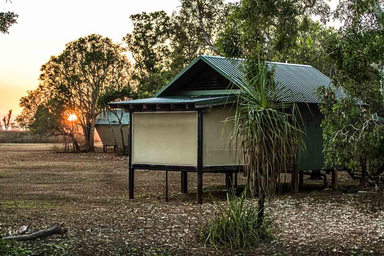 In ausreichender Distanz voneinander, dafür aber umso näher an der Natur stehen zehn Suiten und Bungalows / © Foto: Georg Berg