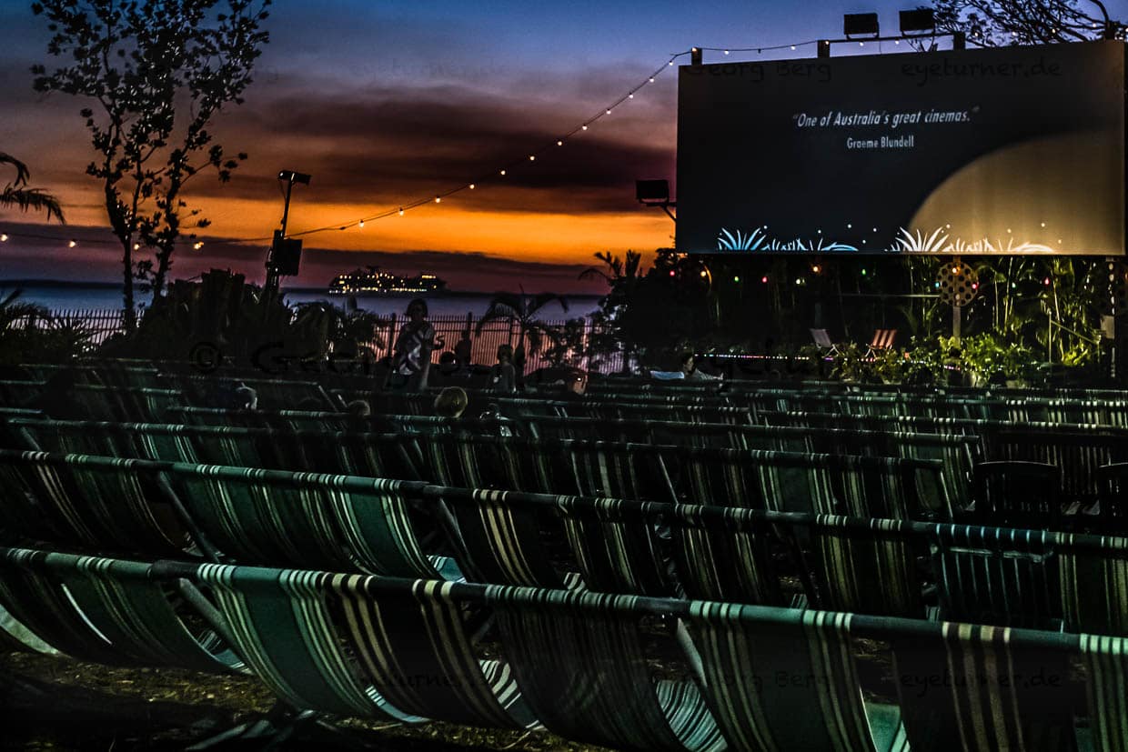 Das Deckchair-Cinema bietet anspruchsvolles Programmkino. Kurz vor der Vorstellung verschwindet am Horizont noch ein Kreuzfahrtschiff und für jeden gibt es kostenlos Insektenschutz gegen die Mücken / © Foto: Georg Berg