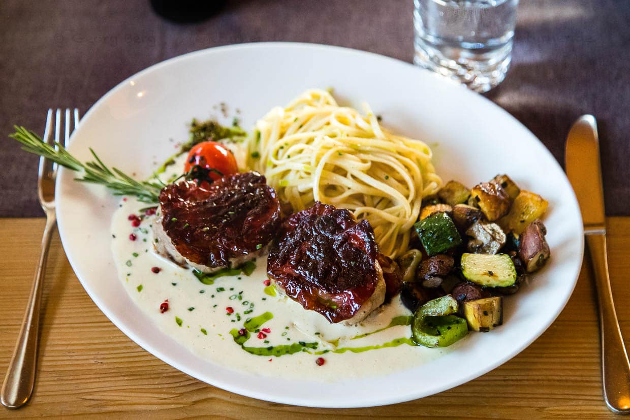 Schweinsmedaillons im Lenker Trockenfleischmantel mit feinen Nudeln an Lenker Berg Bleu Sauce / © Foto: Georg Berg