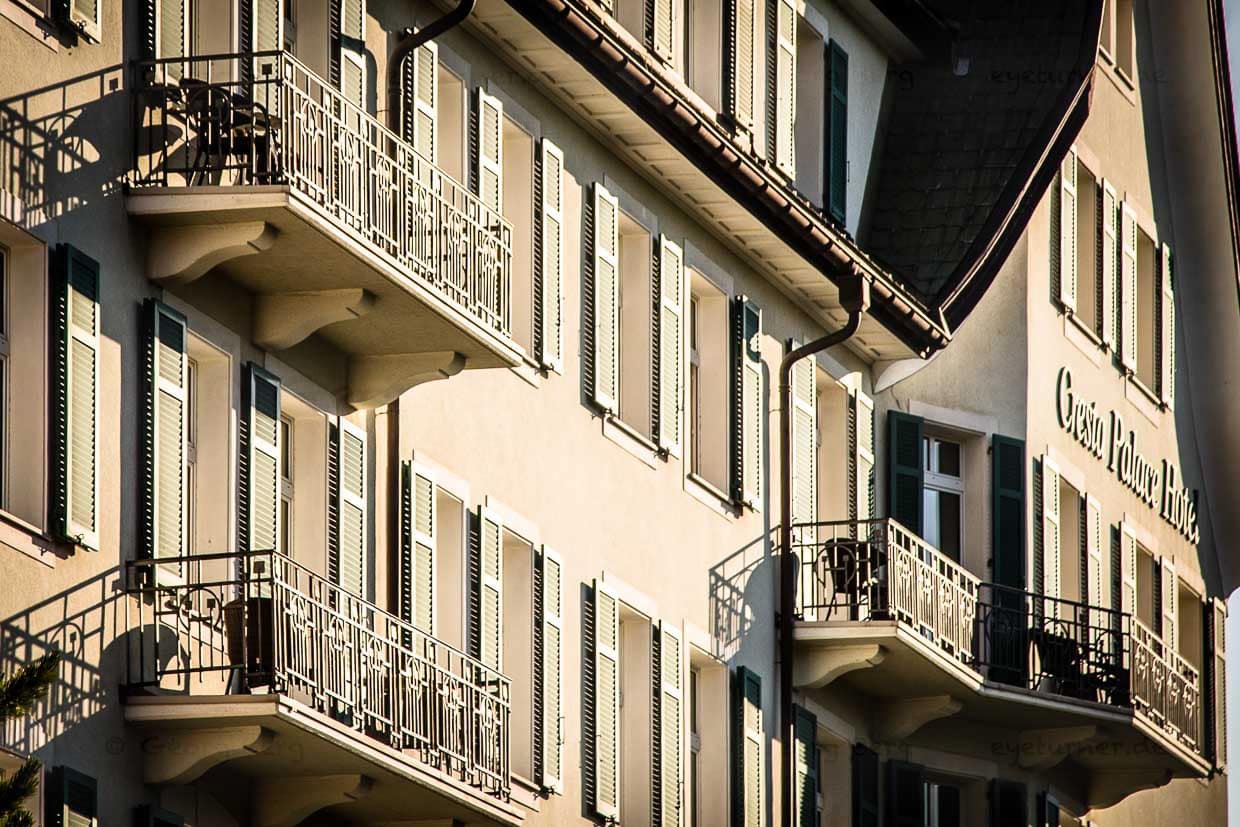 Von der Straße aus ist die Fassade des vom Architekten Jost-Franz Huwyler-Boller entworfenen Cresta Palace kaum noch hinter den hohen Bäumen des Parks zu erkennen / © Foto: Georg Berg