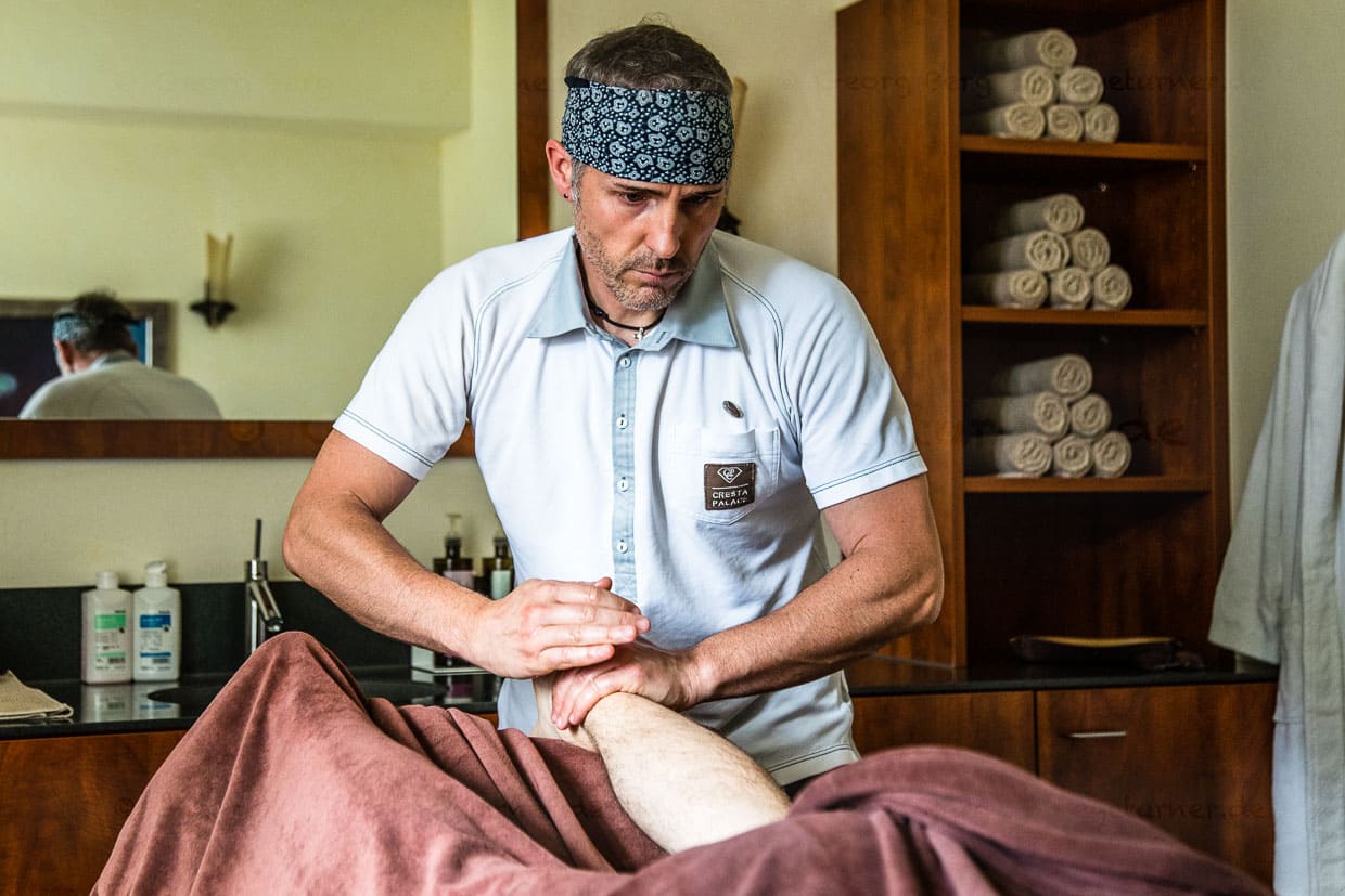 Die Fachkompetenz der Masseure ist besonders hervorzuheben. Hier erspürt und behandelt Andrea Solinger individuelle Schwachstellen und gibt nebenbei noch Hinweise, wie sich im Alltag die Verspannungen am besten vermeiden lassen / © Foto: Georg Berg