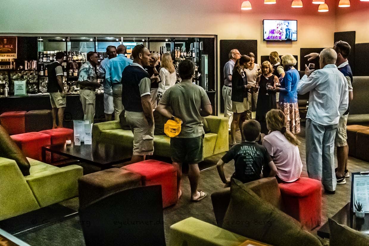 Am Abend vor der Reise mit der True North macht sich die Reisegesellschaft in der Mitchell's-Bar des Darwin Hilton miteinander bekannt / © Foto: Georg Berg