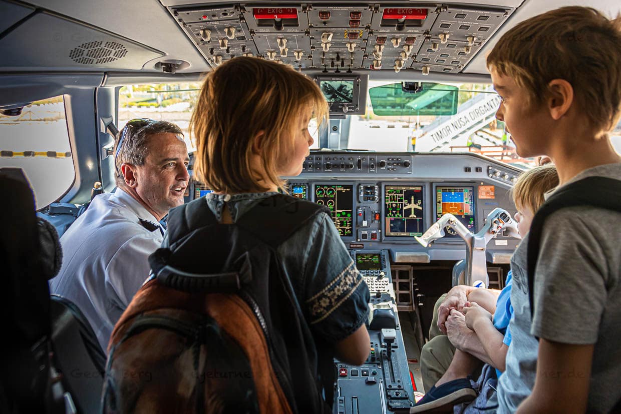 Schön wenn es vor der Einreise noch eine Besichtigung im Cockpit geben kann / © Foto: Georg Berg