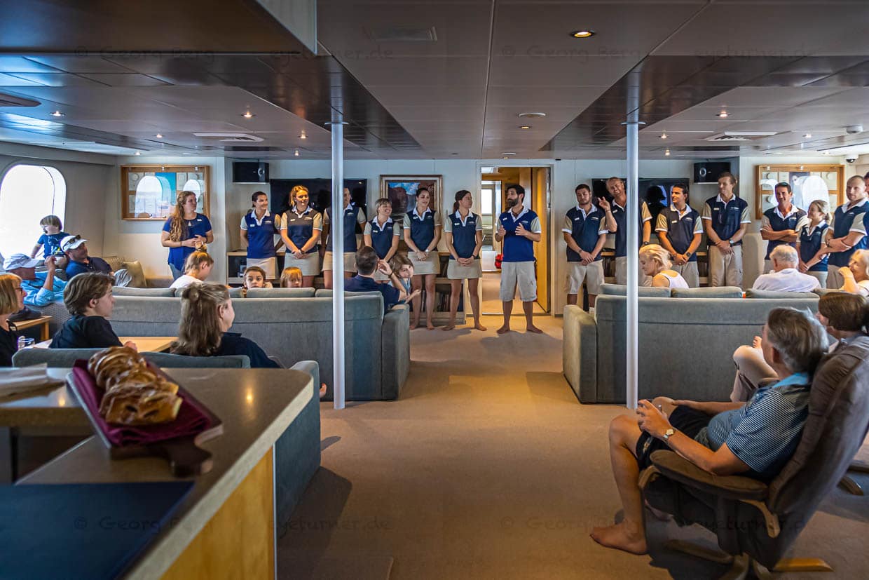 In der geräumigen Bar Lounge begrüßt Captain Ben Bonnett die Gäste und stellt seine Mannschaft vor / © Foto: Georg Berg