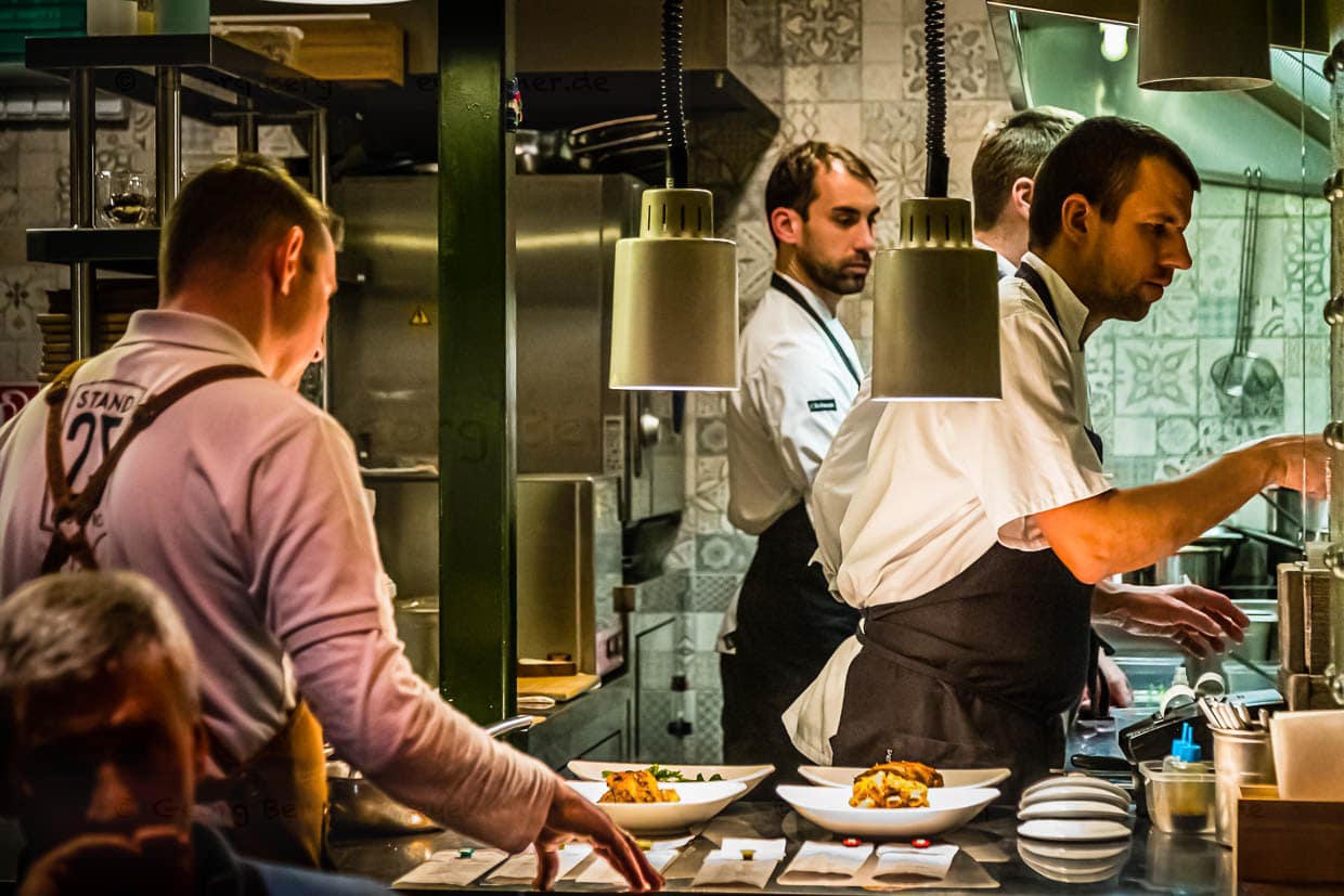 Bestens organisiert auf engstem Raum: László Papdi mit Kollegen in der offenen Küche des Stand 25 im Hold Street Market / © Foto: Georg Berg