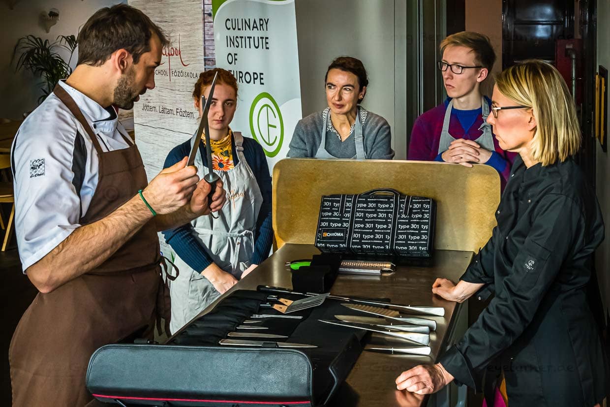 Laszlo Papdi zeigt, was ein Profi alles in seiner Messertasche trägt – darunter neben der Messer-Grundausstattung auch eine Wachtelei-Schere / © Foto: Georg Berg